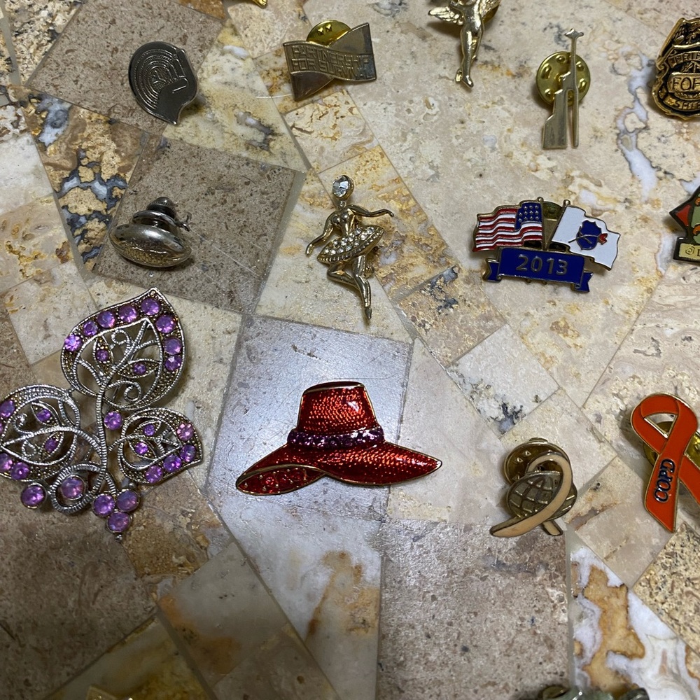 65 Pin/Brooch Collection - Picture 4 of 7